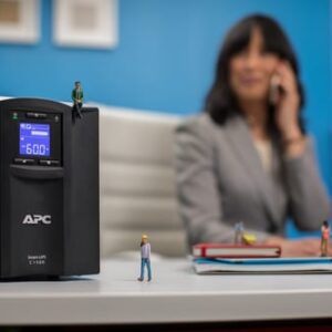 APC SMC1500IC sistema de alimentación ininterrumpida (UPS) Línea interactiva 1,5 kVA 900 W 8 salidas AC