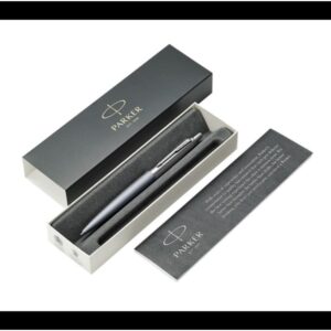 BOLÍGRAFO JOTTER XL ALEXANDRA GRIS MATE RIBETE DE COLOR CROMO PLUMÍN MEDIO TINTA AZUL PARKER 2068360 BOLÍGRAFO JOTTER XL ALEXANDRA GRIS MATE RIBETE DE COLOR CROMO PLUMÍN MEDIO TINTA AZUL PARKER 2068360