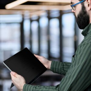 StarTech.com Filtro de Privacidad Táctil Mate de 4 Vías para Surface Pro 4/5/6/7/7+ de 12.3in - Anti Luz Azul - Ángulo de Visión de +/- 30° - Orientación Vertical u Horizontal