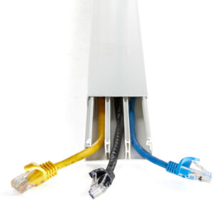 StarTech.com Canaleta de Gestión de Cable Sólido con Tapa. 50 mm de An x 20 mm de Al - 2 m de Lar. Con 3 Divisiones para Ocultar Cables de Red - Sistema de Conducto de Cableado para Cables de Alimentación - UL