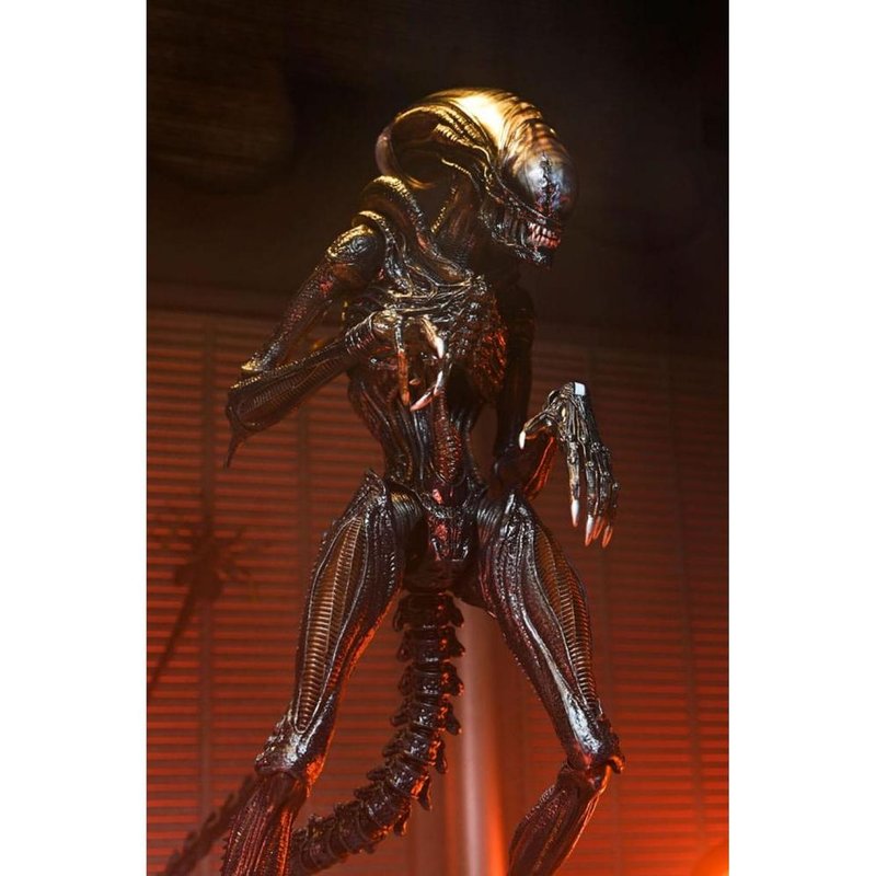 Ultimate Scorched Xenomorph Scale Action Fig.