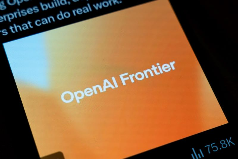 Qué es OpenAI Frontier: el gestor de agentes Dueño de una pequeña empresa aprovechando la inteligencia artificial en su oficina